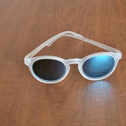 Sunski Dipsea Sunglasses Frosted/Sky colorway 2201 Sun-DS-FSK Polarized.
.  55x15x130.
Pre-owned, good shape, no scratches