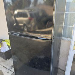 ❄️Maytag Apartment Size Refrigerator