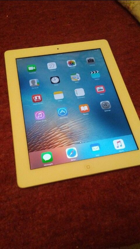 Apple Ipad 2 9" Apple Tablet. No ICloud Working Great