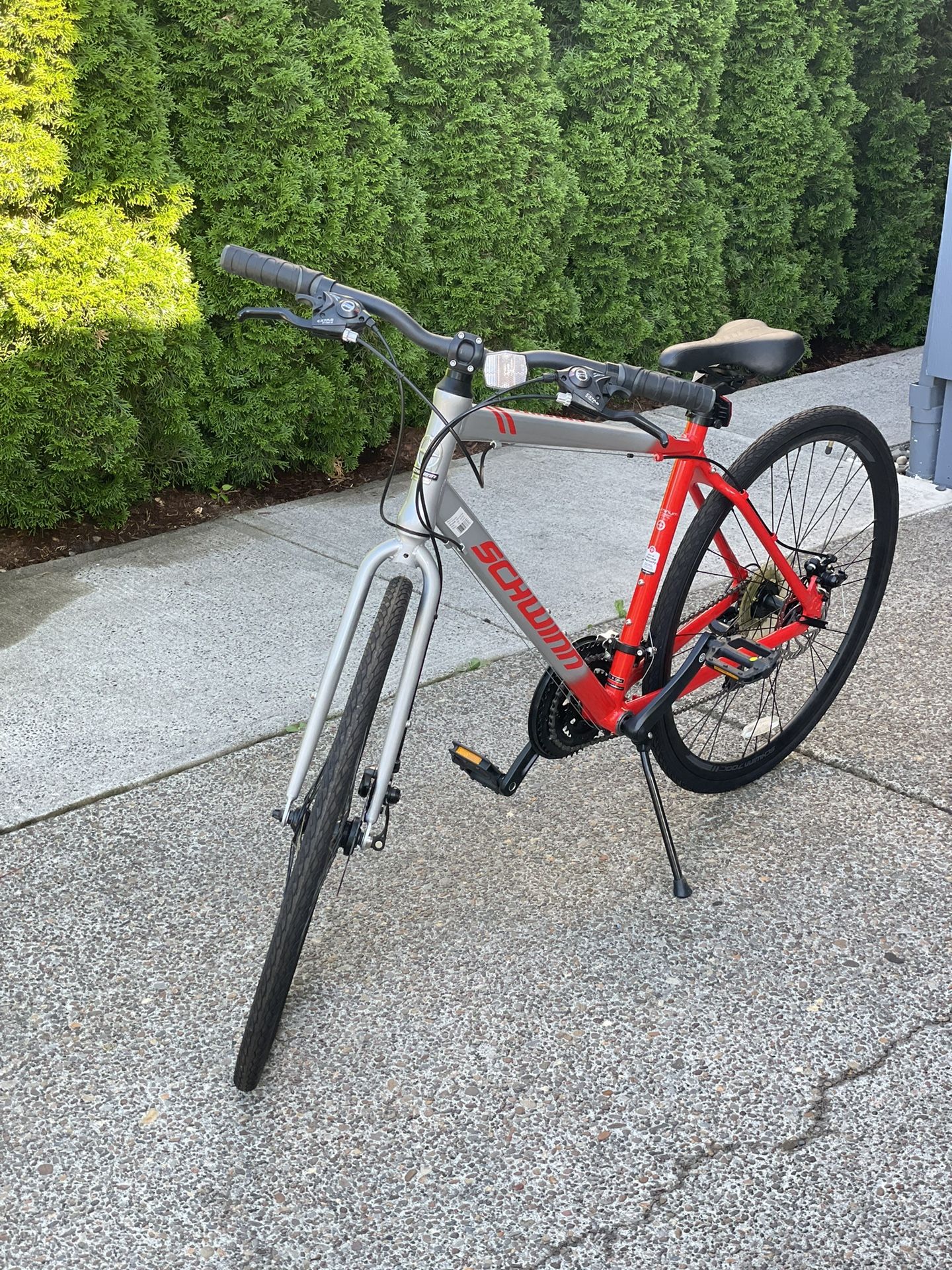 Schwinn Men's Circuit 700c/28" Hybrid Bike