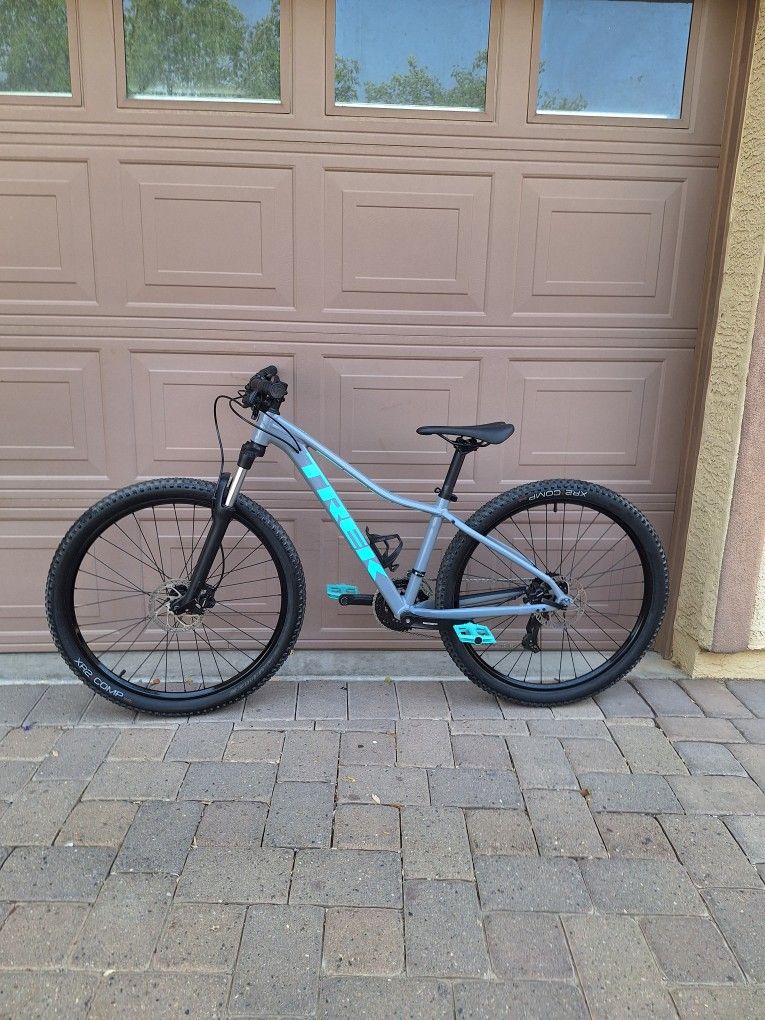 TREK MARLIN 5 MOUNTAIN BIKE 27.5 INCH LIKE NEW ( CHECK MY OTHER BIKES)