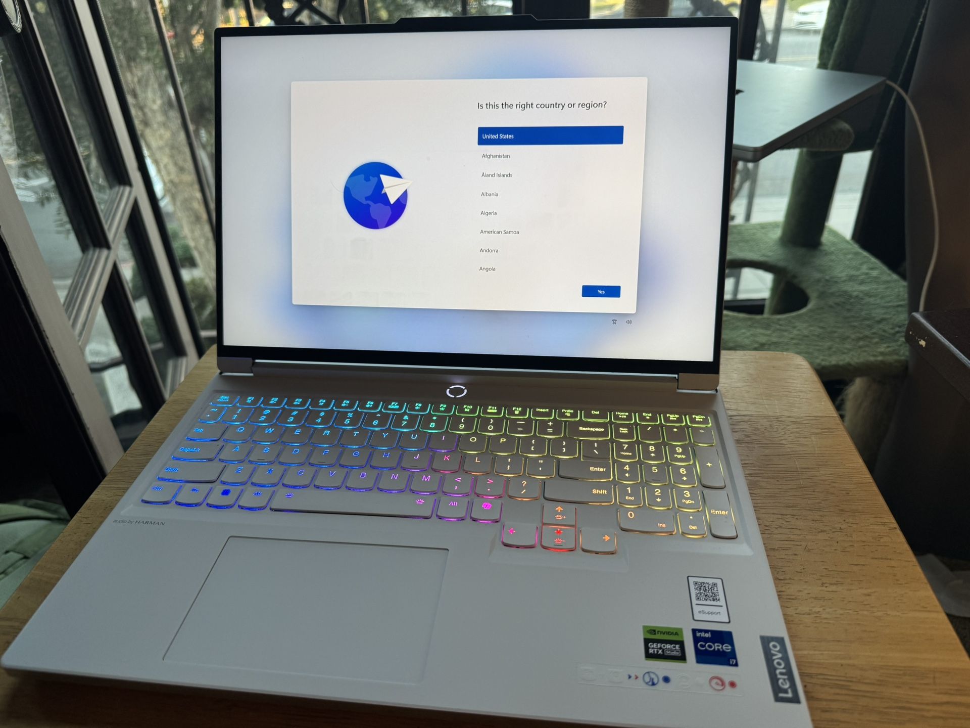 Lenovo - Legion 7i 16" 2.5k LCD Gaming Laptop - Intel 14th Gen Core i7 with 16GB Memory - NVIDIA GeForce RTX 4060 8GB - 1TB SSD - Glacier White