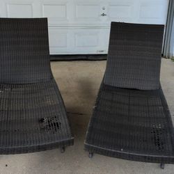 2 Outdoor Wicker Chairs With Seat Covers 