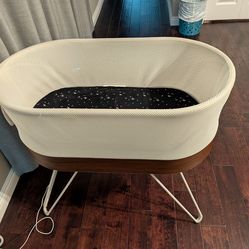 Snoo Bassinet - Great condition, lightly used, lots of accessories!