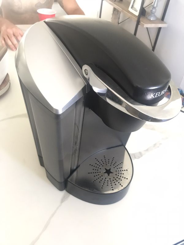 Keurig coffee maker. Occasionally leaks minor amounts of water for Sale