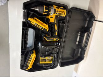 DEWALT DCD 790 DRILL 1/2””TWO BATTERIES AND CHARGER WITH CASE.