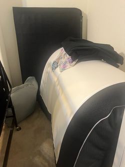 Dyonery Full adjustable bed and 14 in memory gel mattress- not used