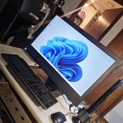 Dell All In One PC. i7-CPU 16GB Ram 512GB SSD Wi-Fi Bluetooth