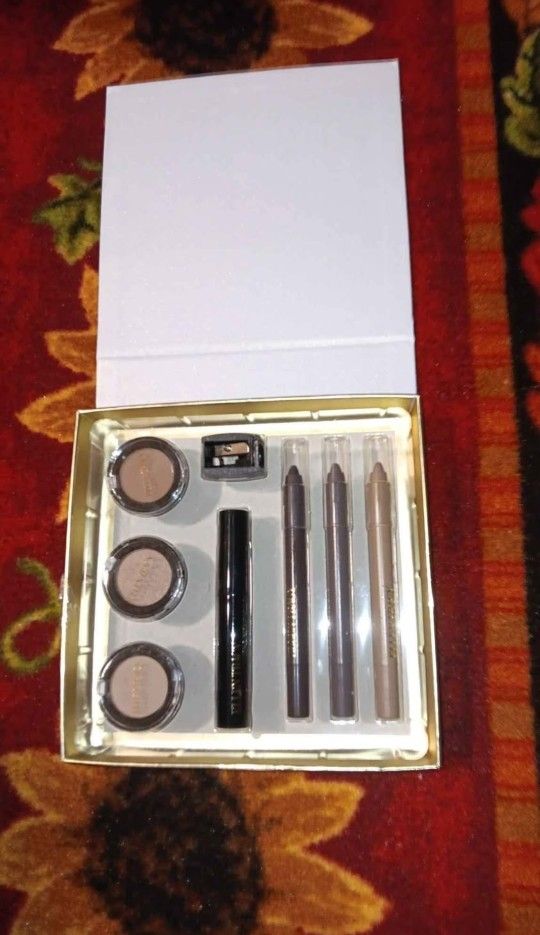 Ellen Tracy Nude Eye Essentials set