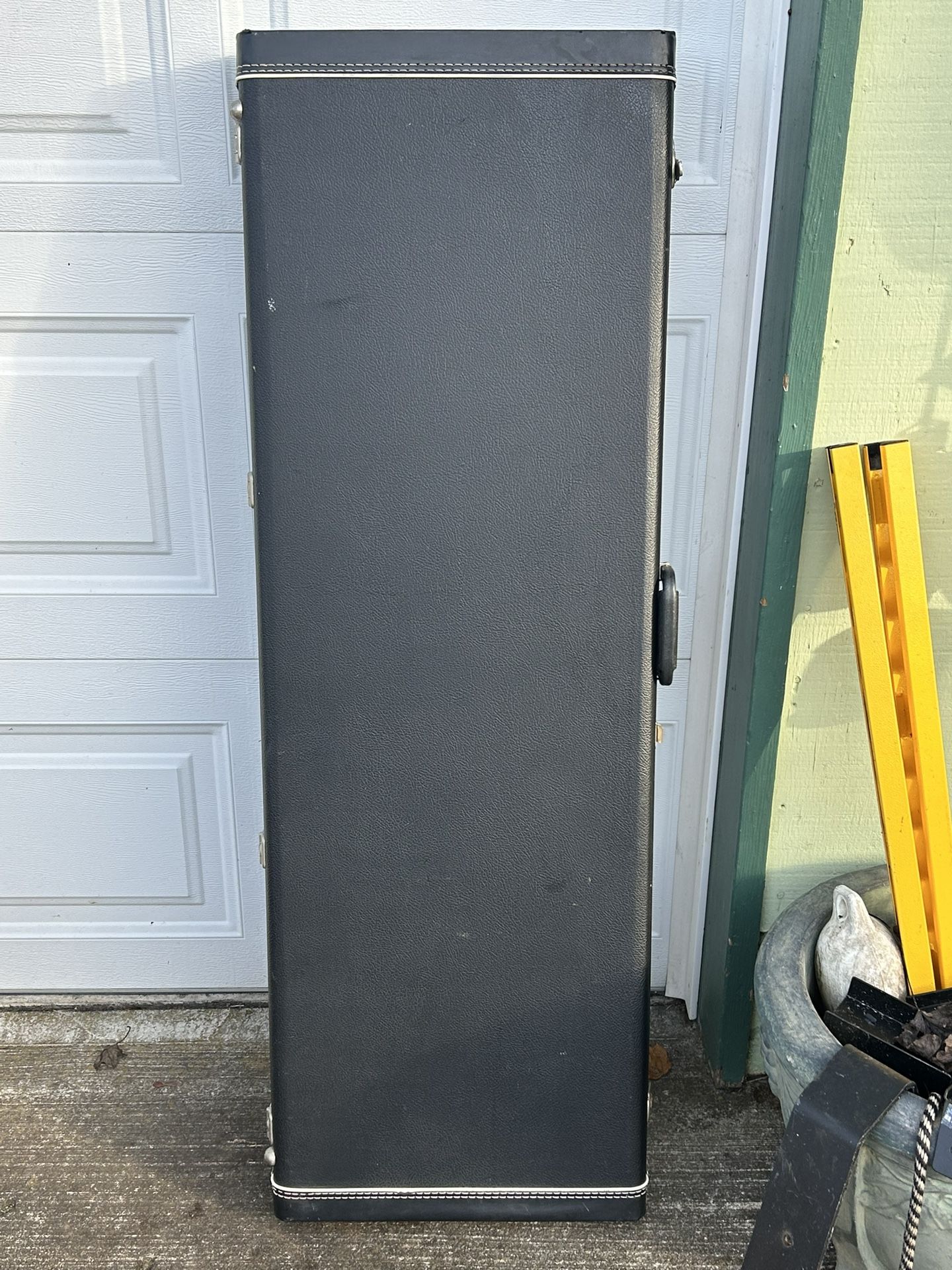 G & G guitar case made in the USA. Good condition