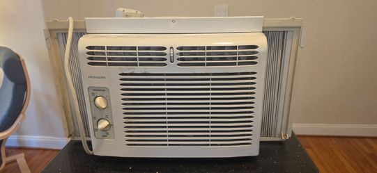 Frigidaire 5,000 BTU Window Air Conditioner – Works Great – Complete