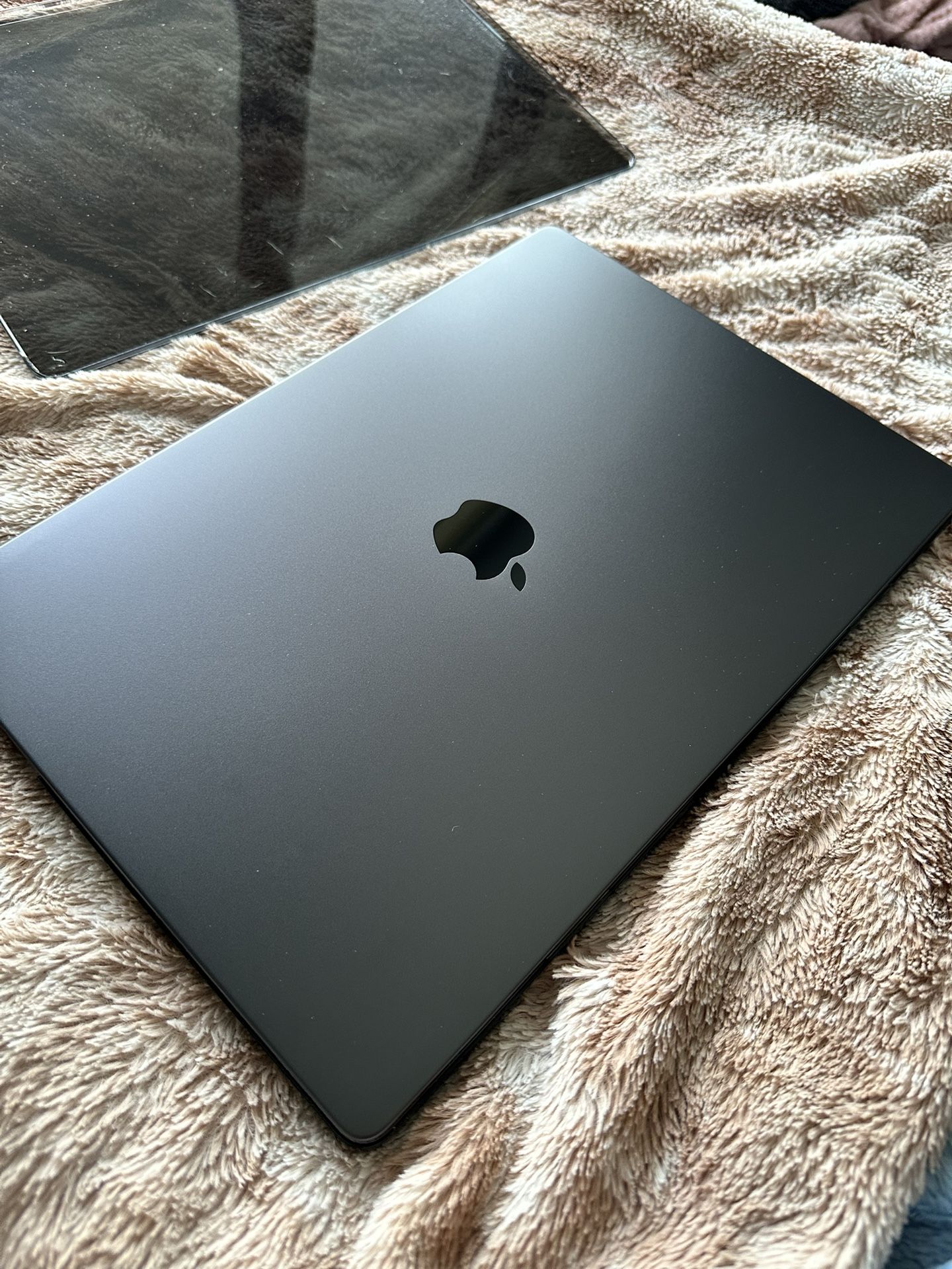 Like New MacBook Pro M3 18GB Ram/512GB SSD