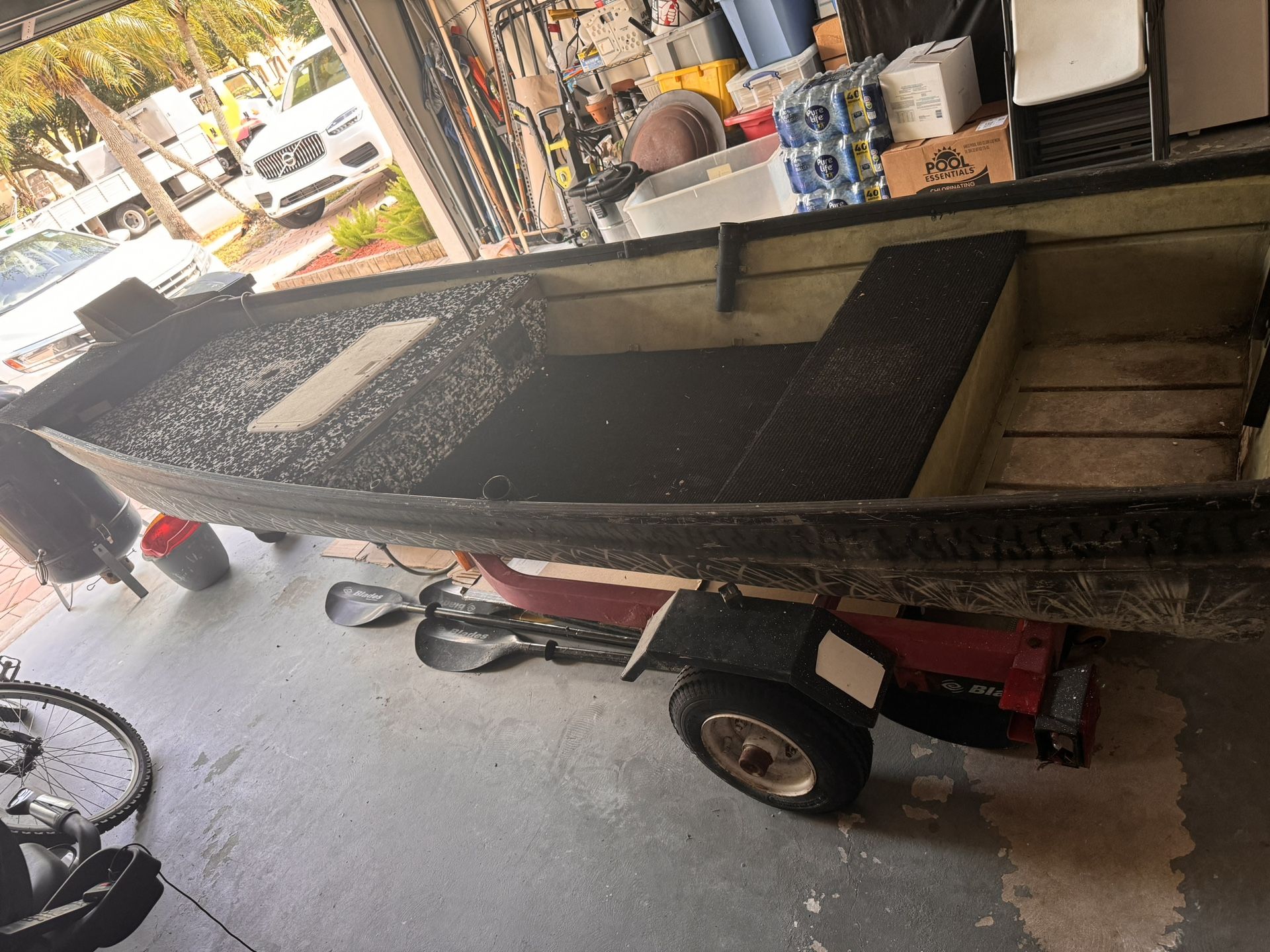 12 Ft Lowe Jon boat (1236)