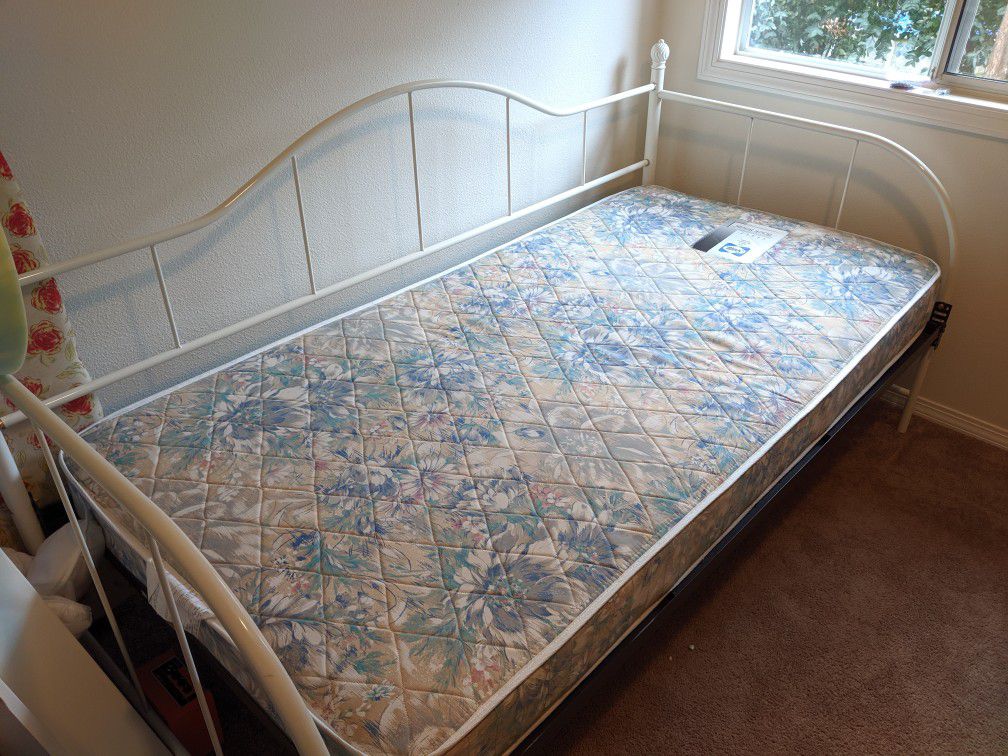 Trundle bed - twin