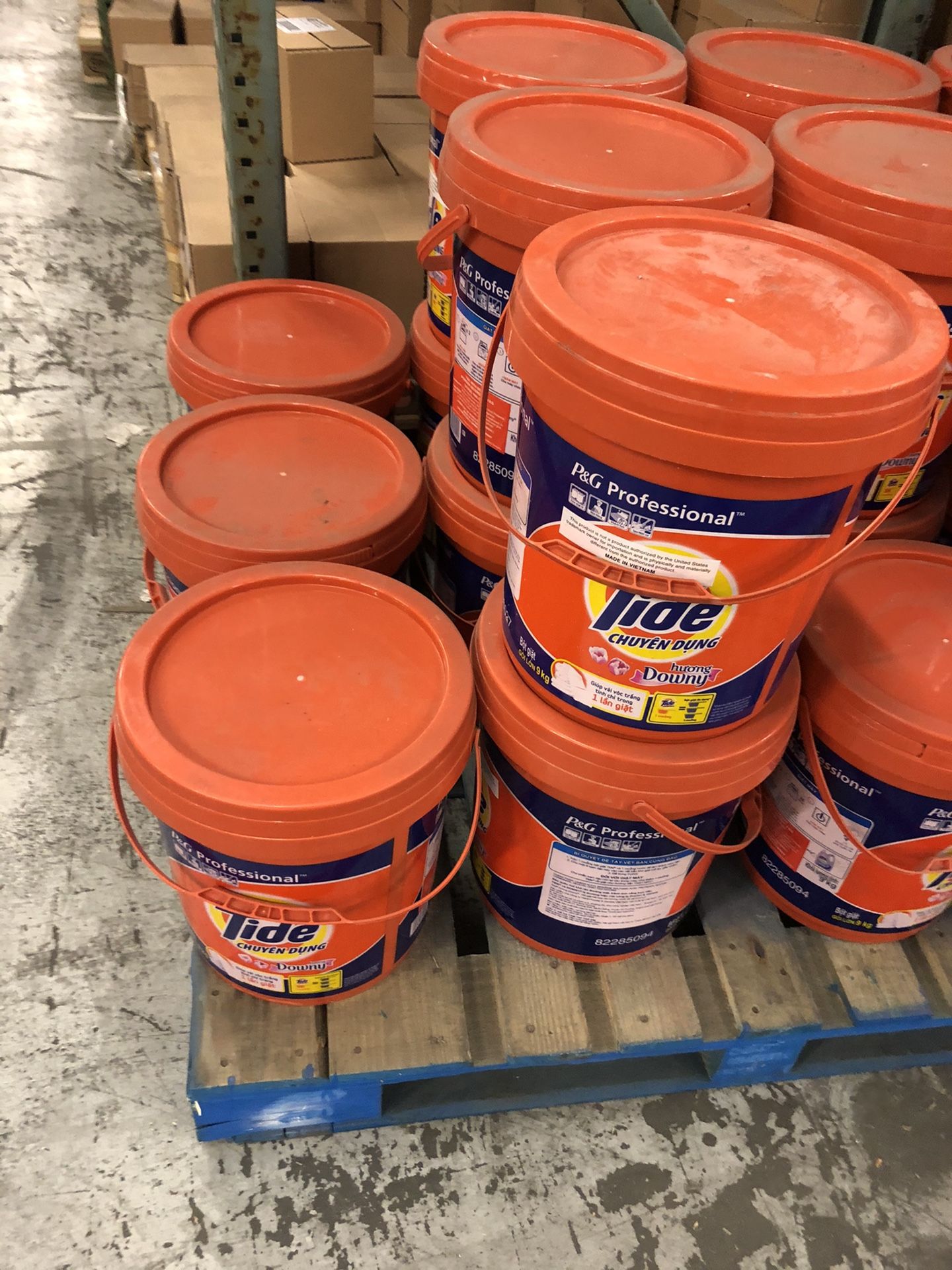 Tide plus downy p&g powder detergent 1 bucket / 20 lbs/ 9kg for Sale in