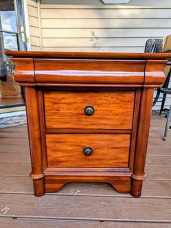 Victorian Style Solid Wood Nightstand