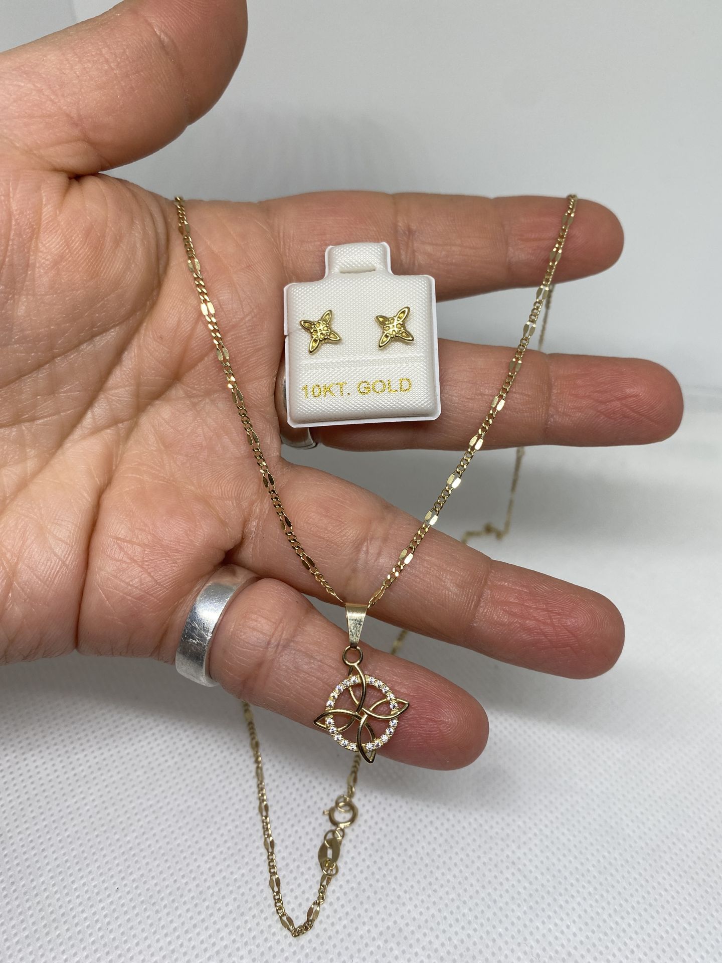 Set de cadena , dije y aretes en oro real 10K