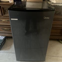 $45 Model 3.3 cu MINI Fridge
