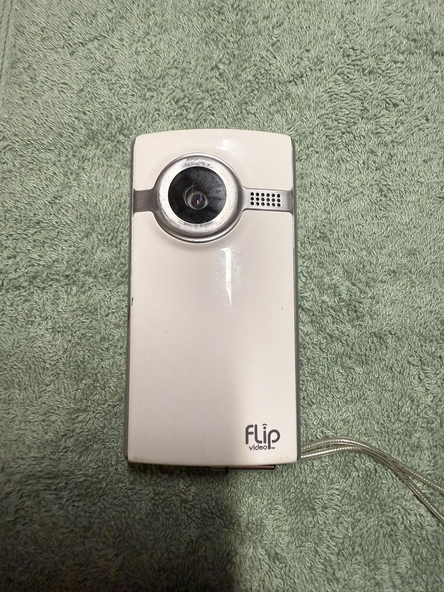 Flip Video TM ( Model: F230W ) Color White Flip Video TM ( Model: F230P ) Color White / Pink
