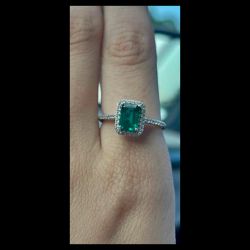 Lab created emerald, White topaz, White gold. size 7 just cleaned it. old engagement ring. super light weight and comfy to wear. 