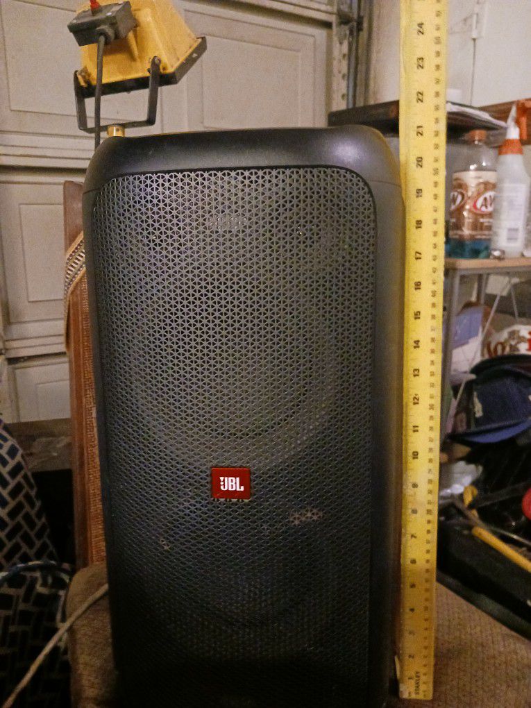 JBL  PARTYBOX BLUETOOTH  SPEAKER.   In Excellent  Shape  Speakers Light Up Sounds Hella Nice It's About 21 Inches  Tall