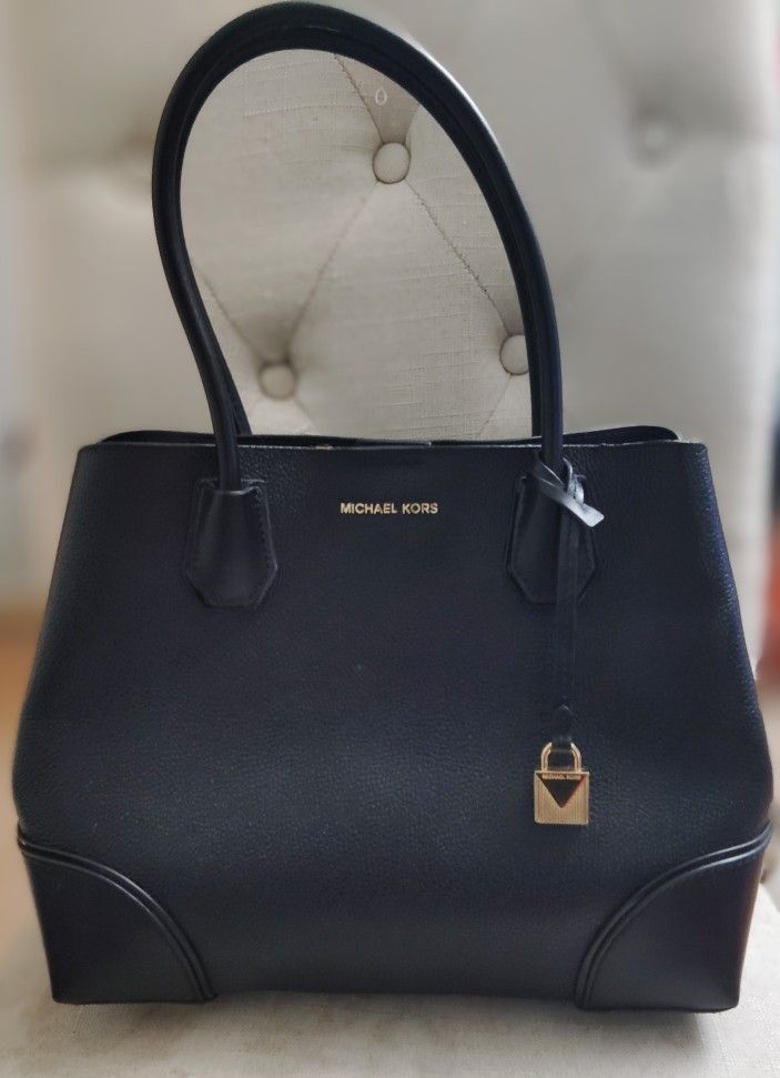 Michael Kors Mercer Gallery MD Center Zip Purse