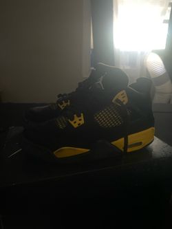Air Jordan 4 Thunder Black Yellow Sneakers