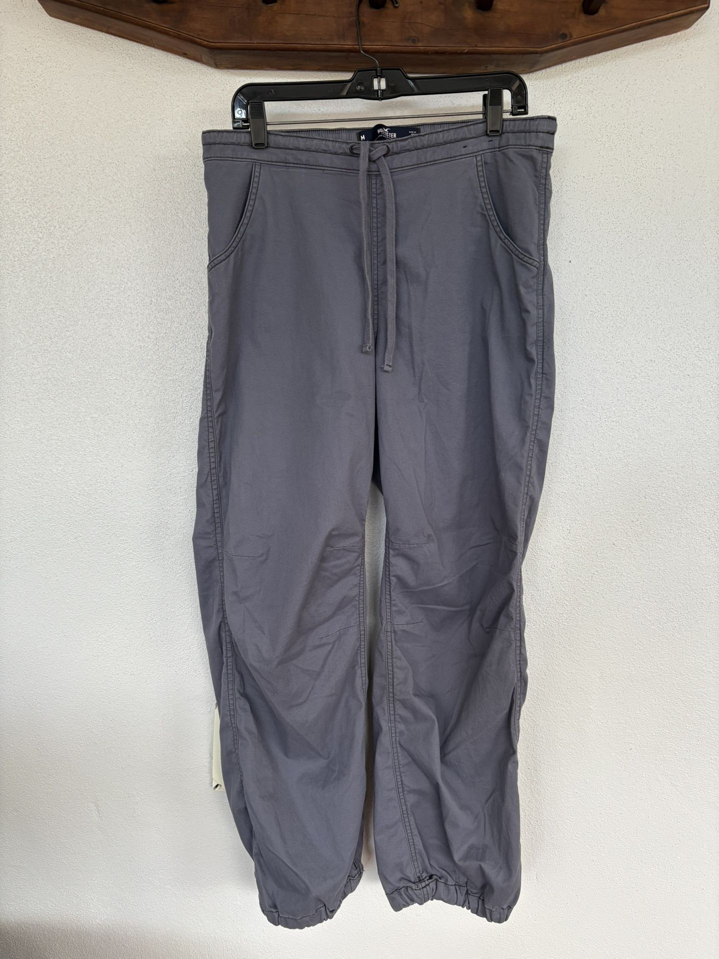Women’s Adjustable-Rise parachute baggy in Grey color by Hollister Co. pants