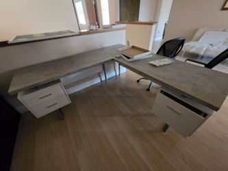 L shaped Desk used