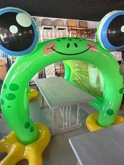 Froggy Fun Inflatable Sprinkler Tunnel – open box