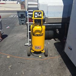 Dealt 27 Gal Air Compressor
