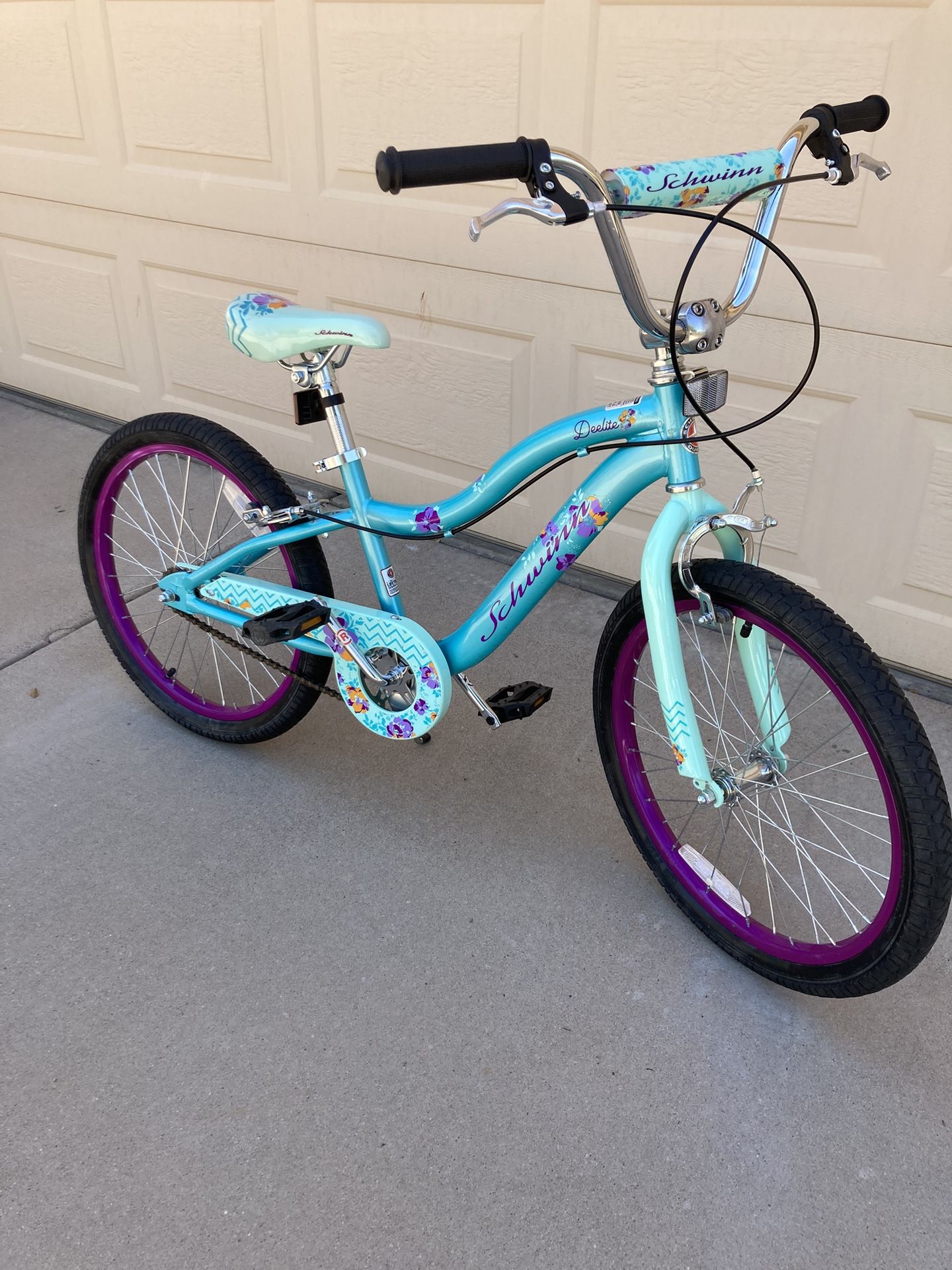 Schwinn Deelite Girls Bike 20 inch wheels