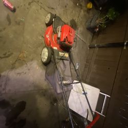 Mower Marca. Troy-bilt Jala Vien Tiene Tranmicion Se Vende 100 Dólares Jente Seria Y Estoy Disponible Orita Por Q Travajo