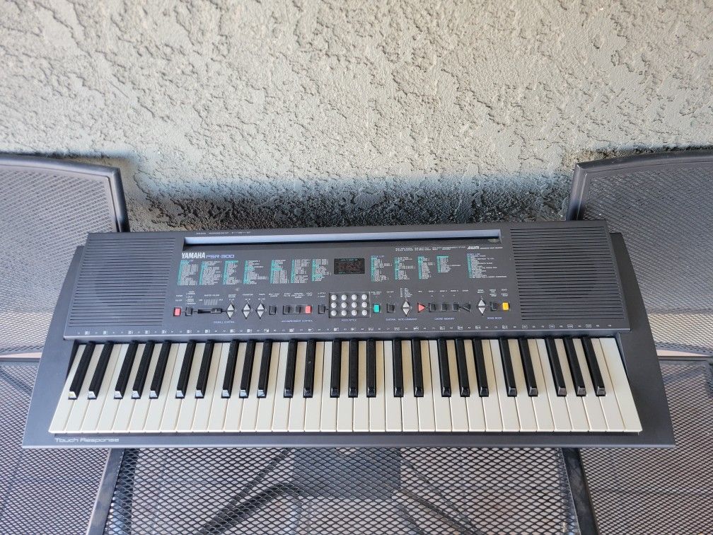YAMAHA PSR-300- KEYBOARD.