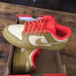 New Women’s Nike Dunk Low Size 6.5