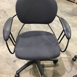 Steelcase Uno Grey And Black Office Swivel Arm Chair 