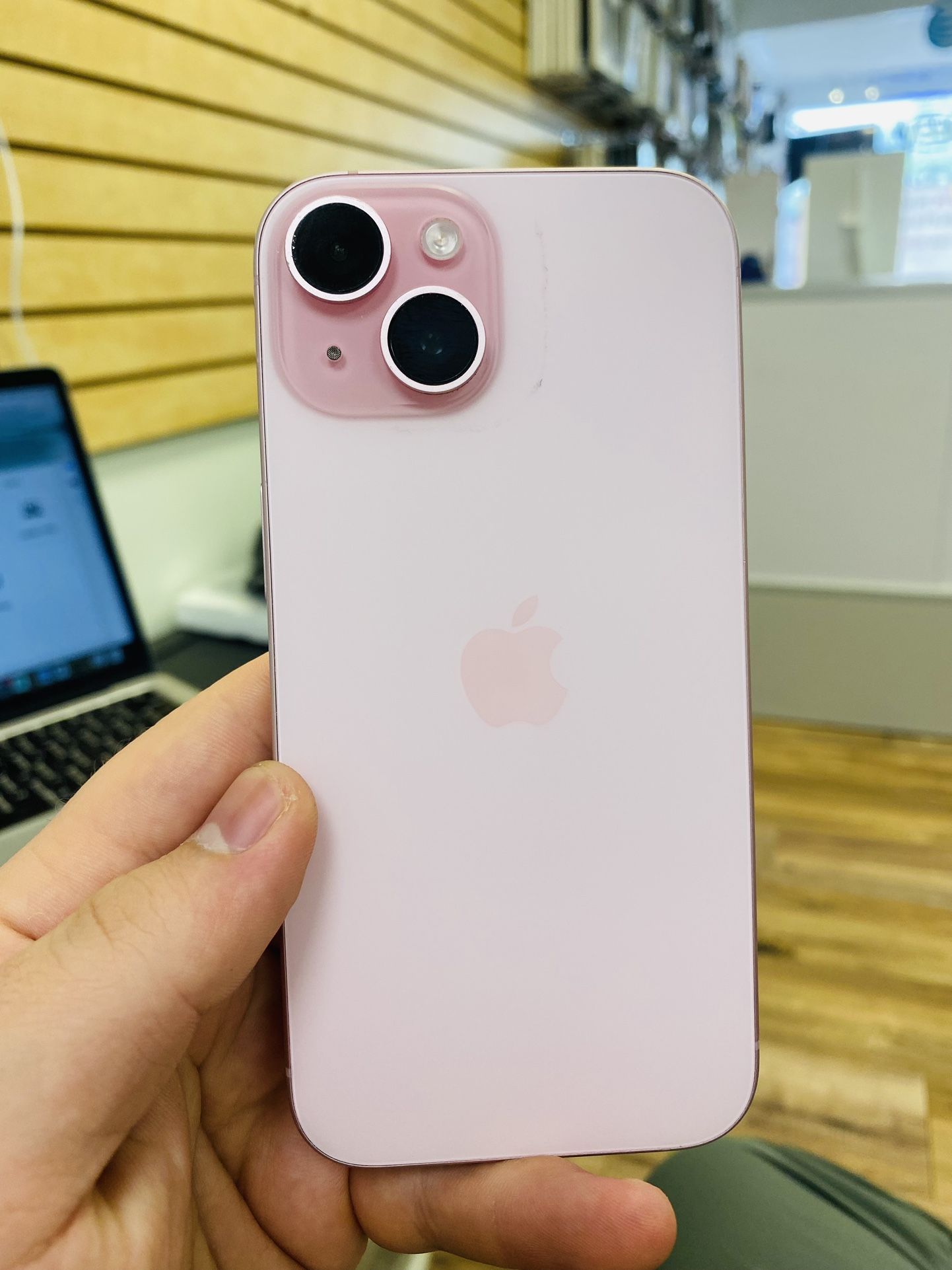 Apple iPhone 15