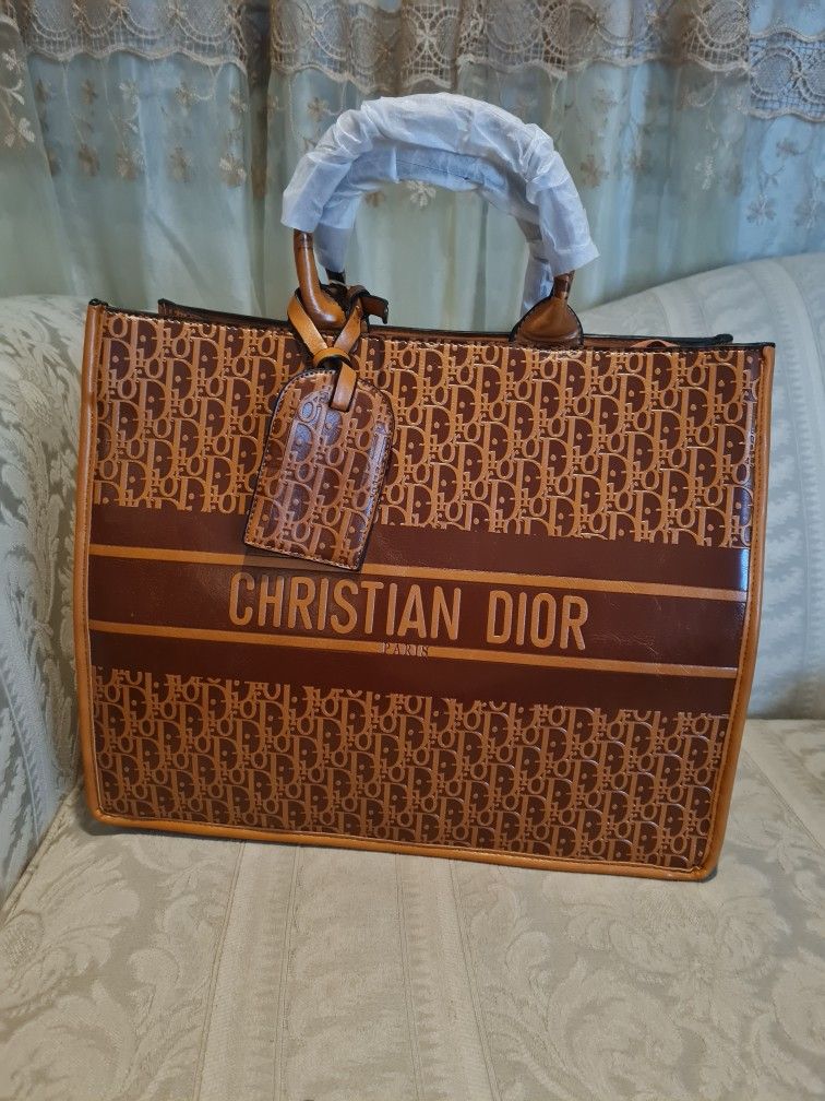 DESIGNER CD GRAND / LARGE BROWN TOTE HANDBAG WITH PURSE