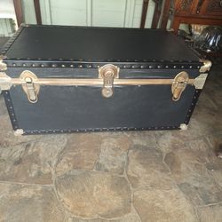 Vintage Steamer Trunk With 2 Long Lock Keys T-46