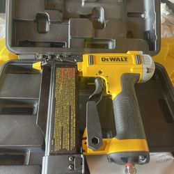 Pistola De Clavos 23 Dewalt 