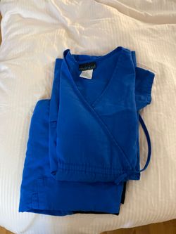 Scrub pants and pregnant scrubs