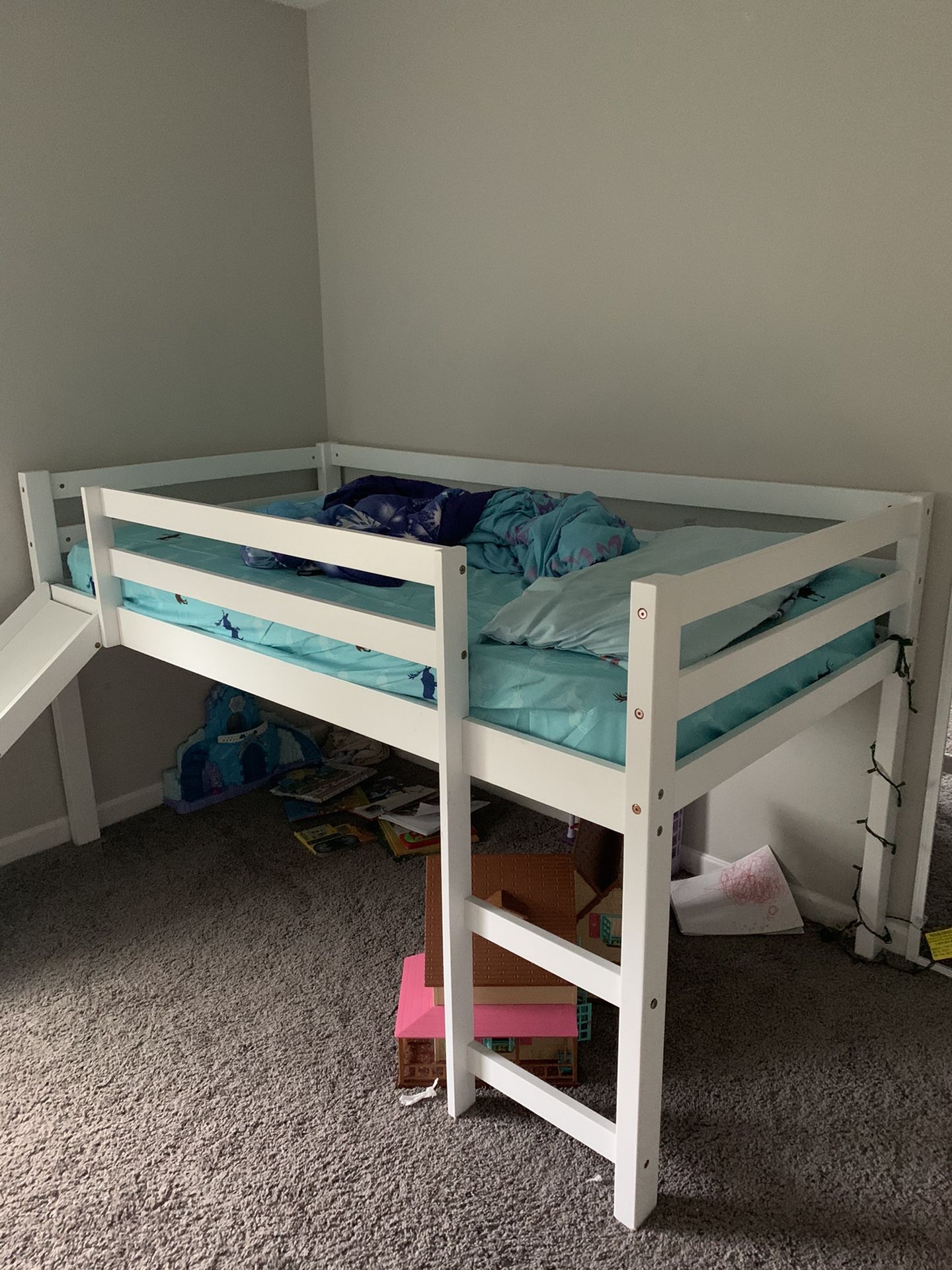 Twin size bed