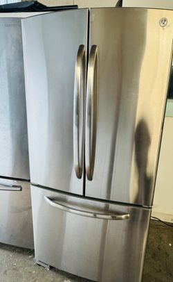 General Electric refrigerator  33''