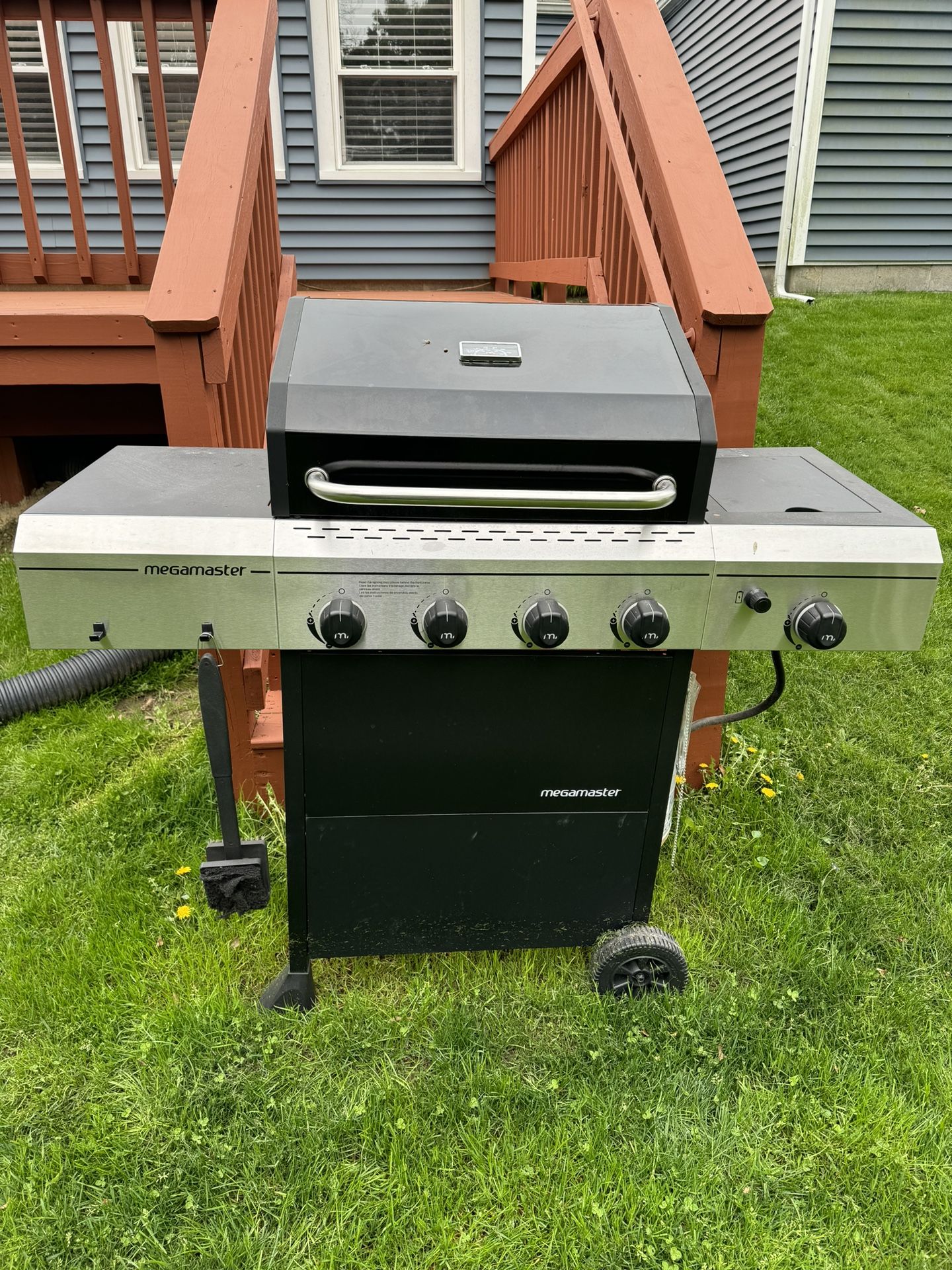 Gas Grill With New Seasoned Grates & Propane