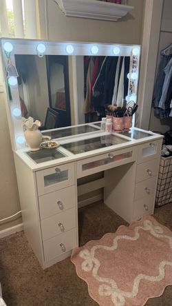 White Makeup Vanity with Lighted Mirror