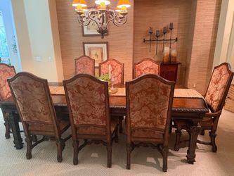 Beautiful Dining table and chairs!