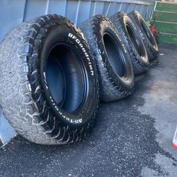285/70/17 Bf Goodrich Tires SET OF 4    400$obo 