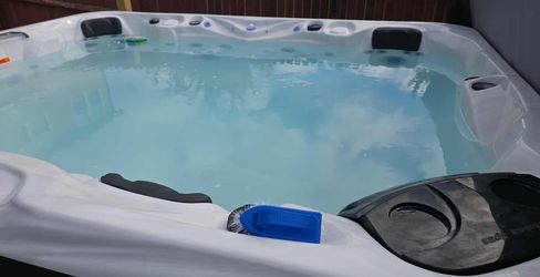 Hot tub like new must go.