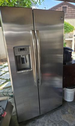 GE Profile Side by Side Refrigerator PSE25KSHSS