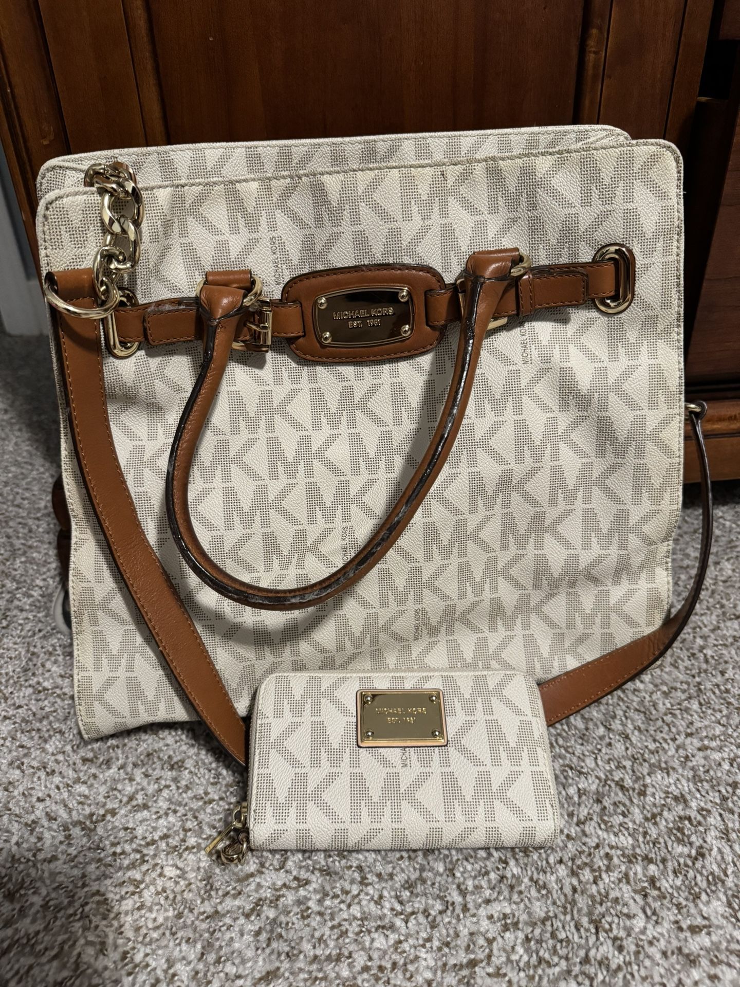 Michael Kors Hamilton Tote With wallet